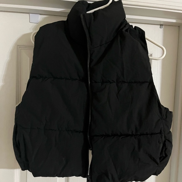 Divided H&M Women's Cropped Black Puff Vest Medium  NWT - Picture 3 of 7